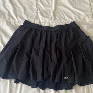 A medium sized Black Alo yoga tennis skirt.